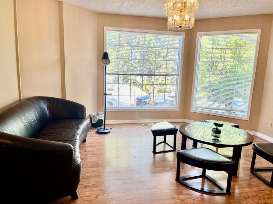 Airport 4Br2Ba Double Garage Pet Friendly Apartment Calgary Exterior photo