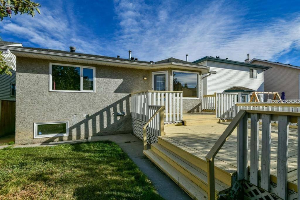 Airport 4Br2Ba Double Garage Pet Friendly Apartment Calgary Exterior photo